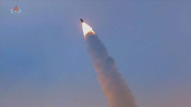 북한 조선중앙TV는 지난 지난 1월 4일 김정은 국무위원장 참관하에 극초음속미사일 발사훈련을 진행했다고 5일 보도했다. 조선중앙TV 캡처