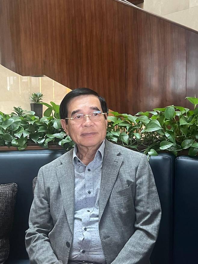 팜 띠엔 번 전 주한 베트남 대사가 16일 베트남 하노이 인터콘티넨탈 호텔에서 파이낸셜뉴스와 만나 한·베 관계에 대해 설명하고 있다. 사진=김준석 특파원