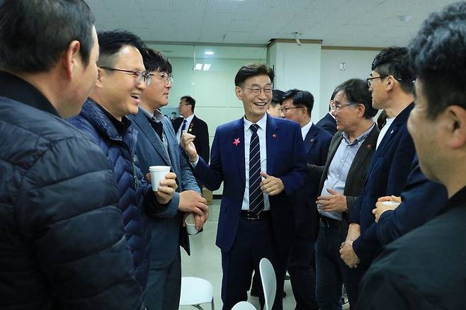 문대림 국회의원이 더불어민주당 제주지사 후보 경선 결과 발표 뒤 지지자들에게 감사의 뜻을 전하고 있다. 문 의원은 경선 결과 수용 입장문을 내고 “위성곤 후보 당선을 위해 모든 역량을 다하겠다”고 밝혔다. /사진=문대림 캠프 제공