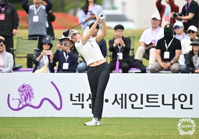 19일 '넥센·세인트나인 마스터즈 2026' 1번홀에서 김민선7이 티샷을 하고 있다. KLPGA 제공
