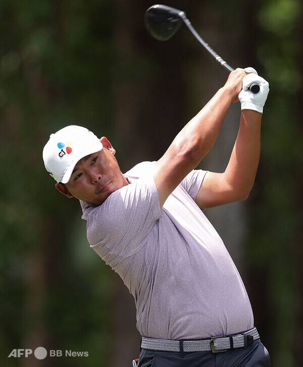 2026년 미국프로골프(PGA) 투어 시그니처 대회인 RBC 헤리티지 대회 우승 경쟁에 뛰어든 김시우 프로가 3라운드에서 경기하는 모습이다. 사진제공=ⓒAFPBBNews = News1 (사진을 무단으로 사용하지 마십시오.)