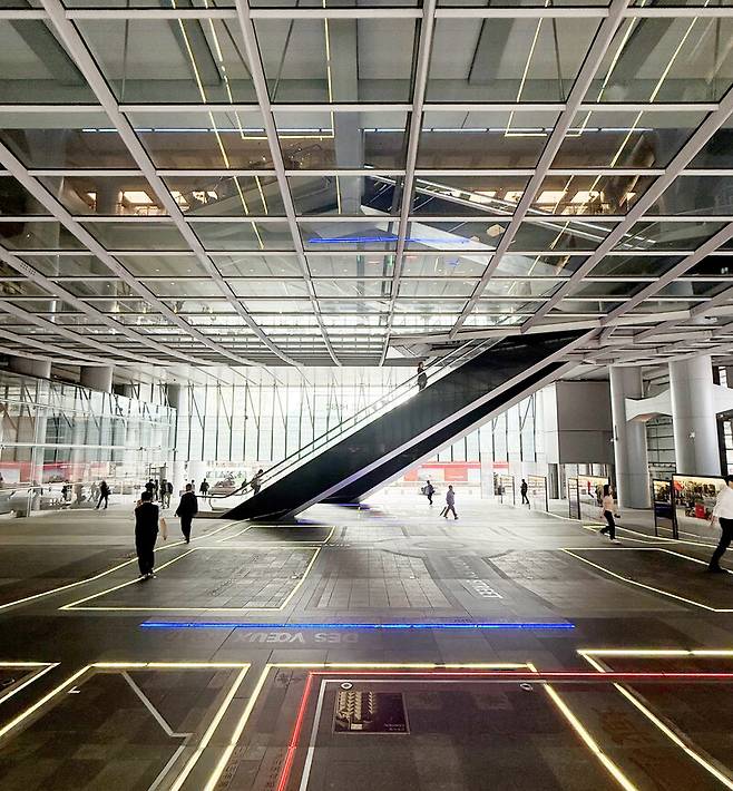 홍콩상하이은행(HSBC) 1층 풍경. 1층을 비워 사람들이 지나다니게 했다. 박미향 선임기자