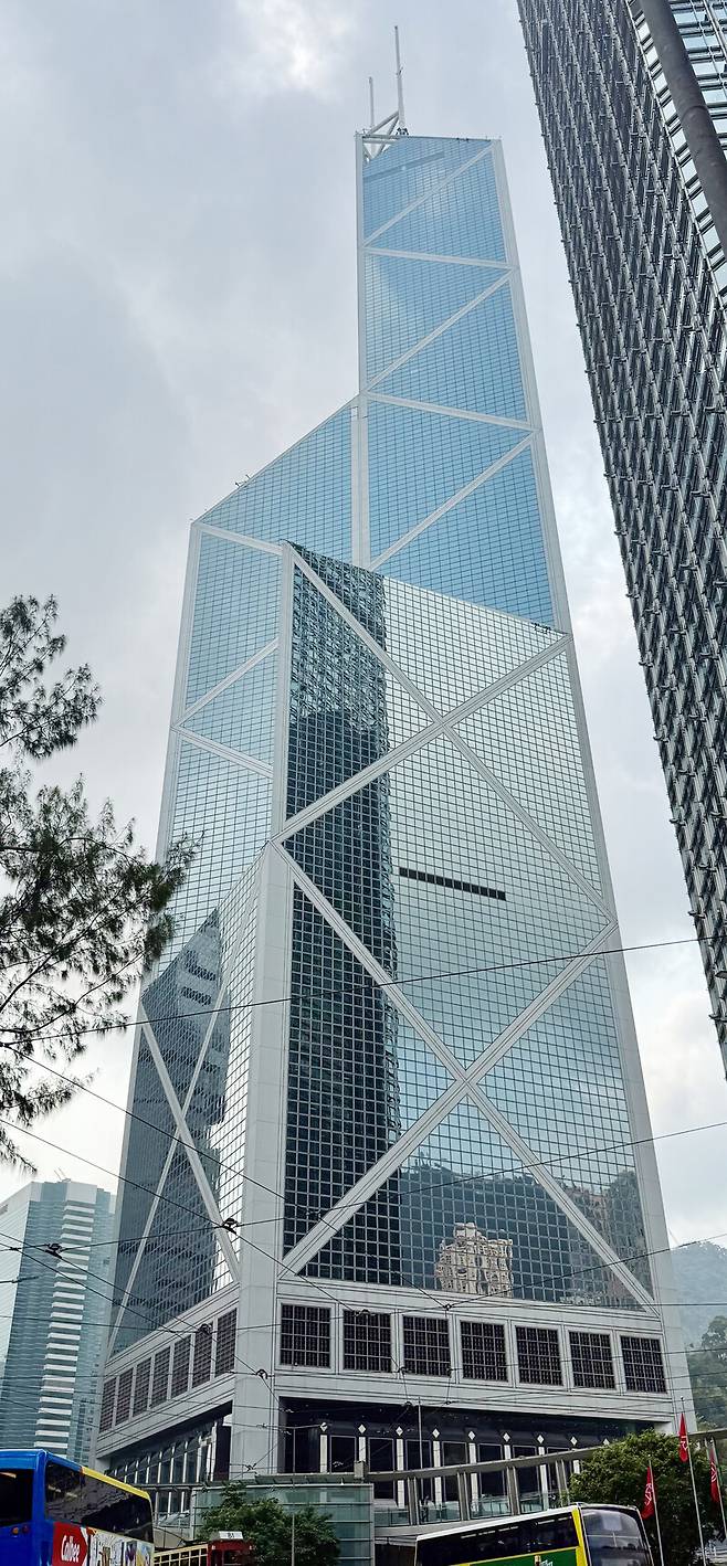 ‘뱅크 오브 차이나 타워’ 외관. 홍콩인들은 ‘도봉’(고기 자르는 큰 칼)을 닮았다고 말한다. 박미향 선임기자