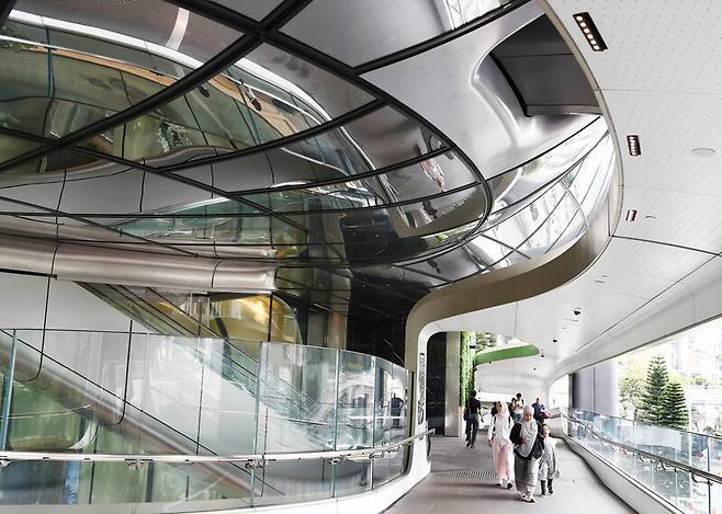 ‘더 헨더슨’으로 이어지는 통로. 박미향 선임기자