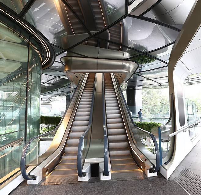 ‘더 헨더슨’의 3층 로비로 이어지는 에스컬레이터. 설계된 모양새가 독특하다. 박미향 선임기자