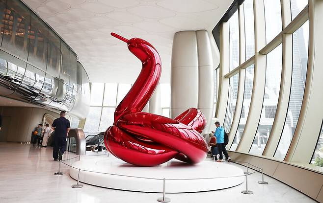 ‘더 헨더슨’ 3층에 있는 제프 쿤스의 작품 ‘벌룬 스완’. 관광객에게 가장 인기 있는 작품이다. 박미향 선임기자