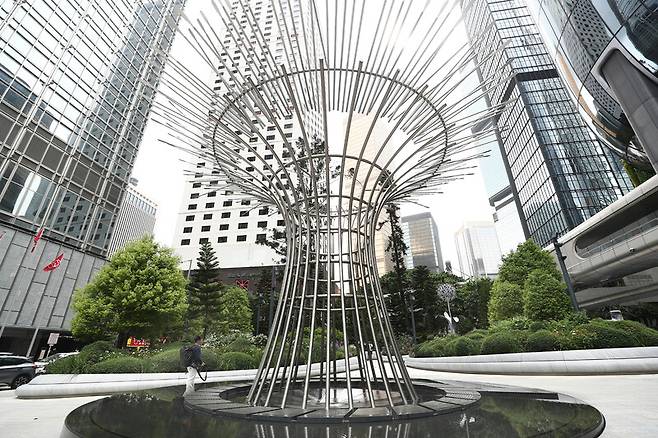 ‘더 헨더슨’ 빌딩 밖에 조성된 ‘아트가든’엔 미국 환경미술가 네드 칸의 작품 ‘브리딩 트리’가 여행객을 기다린다. 박미향 선임기자