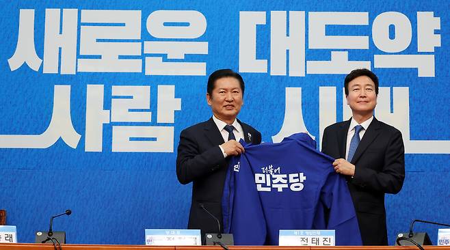 정청래 더불어민주당 대표와 전태진 변호사가 4월17일 국회에서 열린 인재 영입식에서 기념 촬영을 하고 있다. 전태진 변호사는 울산 남갑 국회의원 보궐선거에 민주당 후보로 출마한다. 연합뉴스