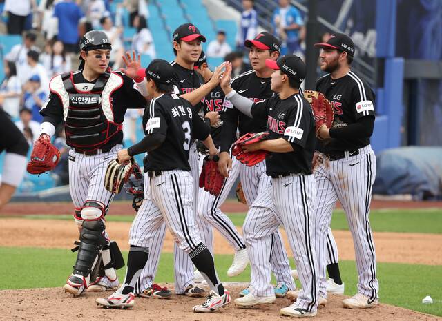 엘지(LG) 트윈스 선수들이 19일 대구 삼성라이온즈파크에서 열린 2026 KBO리그 삼성 라이온즈와 경기에서 승리한 뒤 기뻐하고 있다. 연합뉴스