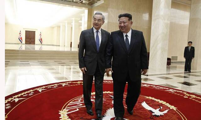 북한을 방문한 왕이 중국 외교부장 겸 정치국 위원이 지난 10일 평양 노동당 중앙당사에서 김정은 북한 국무위원장과 만나고 있다. 중국 외교부 누리집(홈페이지)