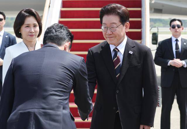 인도·베트남 순방길에 오른 이재명 대통령이 19일 경기 성남 서울공항을 통해 출국하며 환송객들과 인사하고 있다. 뉴스1