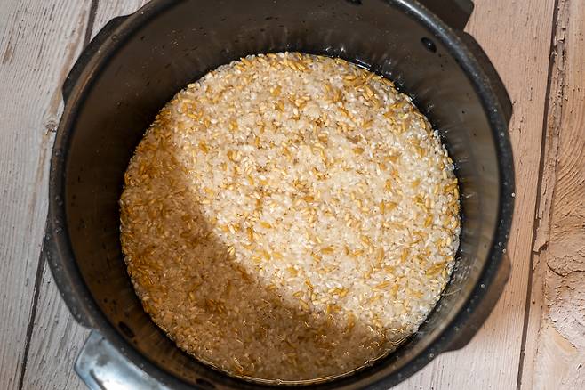 상명대 화학에너지공학과 강상욱 교수가 전기밥솥을 사용할 때 주의할 점을 강조했다./사진=클립아트코리아