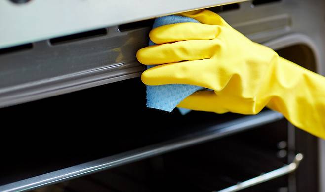 주방을 청소할 때는 싱크대와 조리대는 물론, 각종 주방용품도 깨끗하게 닦아야 한다. /클립아트코리아