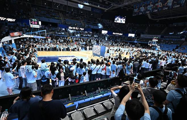 16일 고양소노아레나에서 열린 SK와의 2025~26 LG전자 프로농구 6강 PO 3차전서 소노의 시리즈 스윕에 기뻐하는 소노 팬들의 모습. 사진=KBL