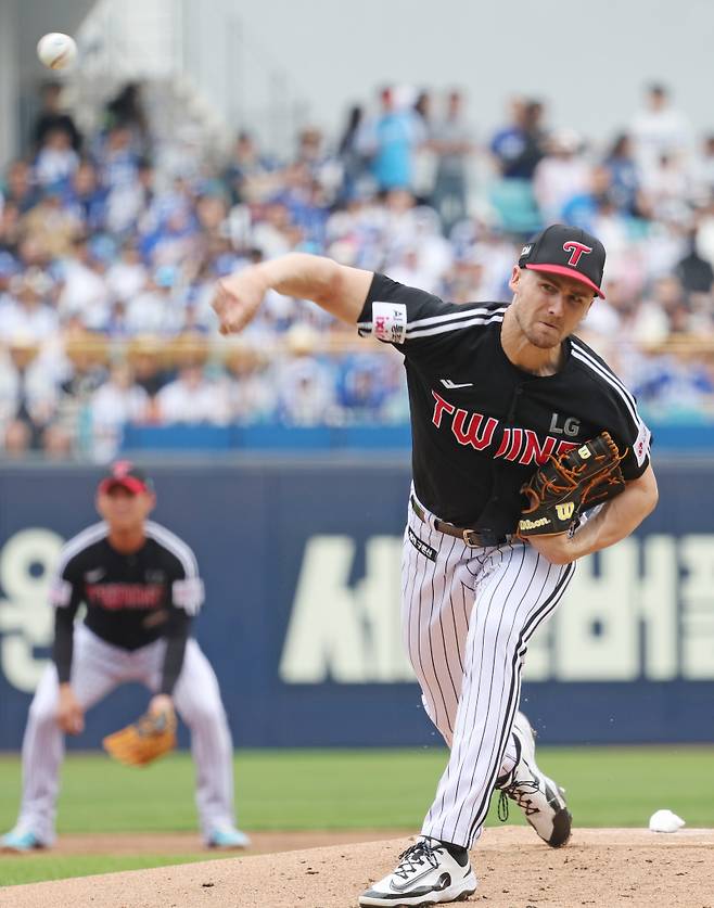 <yonhap photo-3985=""> 역투하는 톨허스트 (대구=연합뉴스) 김현태 기자 = 19일 대구 삼성라이온즈파크에서 열린 2026 신한 SOL뱅크 KBO리그 LG 트윈스와 삼성 라이온즈 경기. 1회 말 LG 선발투수 톨허스트가 역투하고 있다. <저작권자 ⓒ 1980~2026 ㈜연합뉴스. 무단 전재 재배포 금지, AI 학습 및 활용 금지></yonhap>