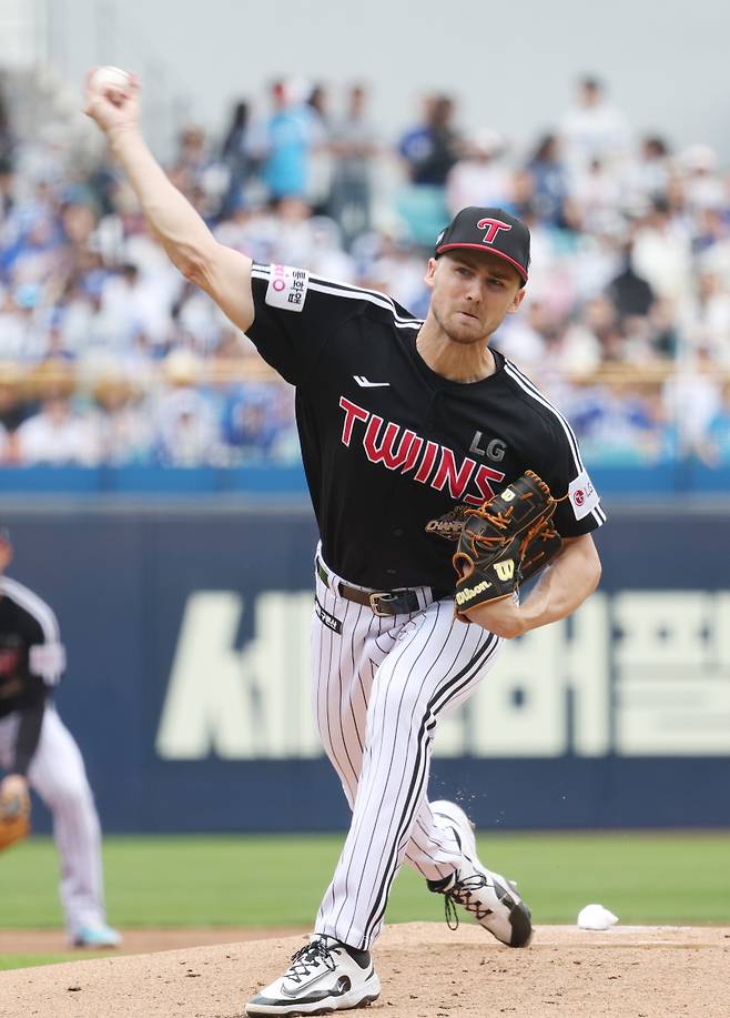 <yonhap photo-3807=""> LG 톨허스트 '역투' (대구=연합뉴스) 김현태 기자 = 19일 대구 삼성라이온즈파크에서 열린 2026 신한 SOL뱅크 KBO리그 LG 트윈스와 삼성 라이온즈 경기. 1회 말 LG 선발투수 톨허스트가 역투하고 있다. 2026.4.19 mtkht@yna.co.kr/2026-04-19 14:54:07/ <저작권자 ⓒ 1980~2026 ㈜연합뉴스. 무단 전재 재배포 금지, AI 학습 및 활용 금지></yonhap>