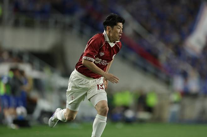 OGFC 박지성이 19일 수원월드컵경기장에서 열린 수원과의 레전드 매치 중 질주하고 있다. 사진=슛포러브