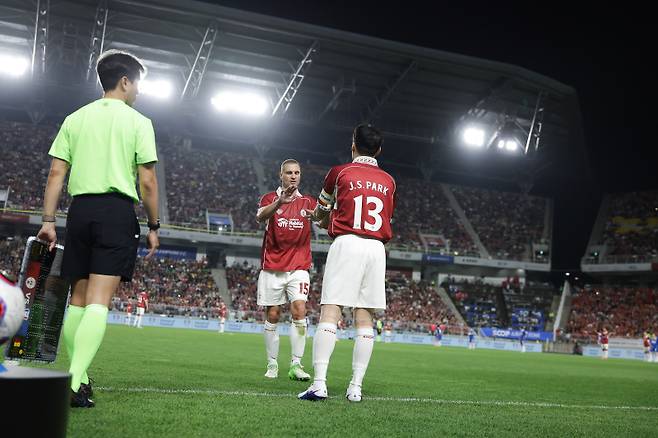 OGFC 박지성(오른쪽)이 19일 수원월드컵경기장에서 열린 수원과의 레전드 매치 중 비디치와 교체되고 있다. 사진=슛포러브