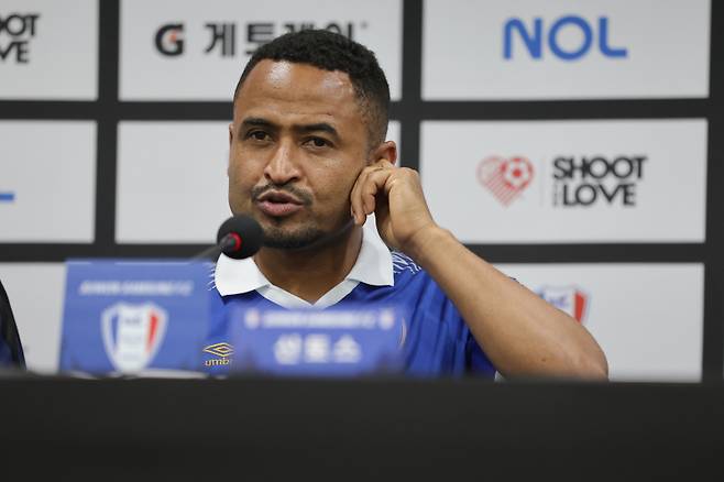 수원 레전드 산토스가 19일 수원월드컵경기장에서 열린 OGFC와의 레전드 매치를 마친 뒤 기자회견에 참석해 발언하고 있다. 사진=슛포러브