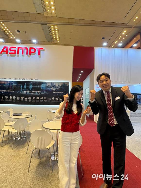박성진 ASMPT코리아 이사(오른쪽)가 지난 11일 서울 강남구 코엑스 '세미콘코리아 2026' ASMPT 부스에서 SK하이닉스 사내 인터뷰를 진행한 뒤 포즈를 취하고 있다. 2026.02.11 [사진=권서아 기자]