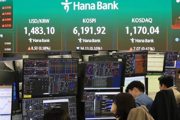 17일 서울 중구 하나은행 본점 딜링룸에 코스피 등을 비롯한 지수가 표시되고 있다. 이날 코스피는 전장보다 34.13포인트(0.55%) 내린 6,191.92로 거래를 마감했다. 코스닥 지수는 전장보다 7.07포인트(0.61%) 오른 1,170.04로 장을 마쳤다. 2026.4.17 [사진=연합뉴스]