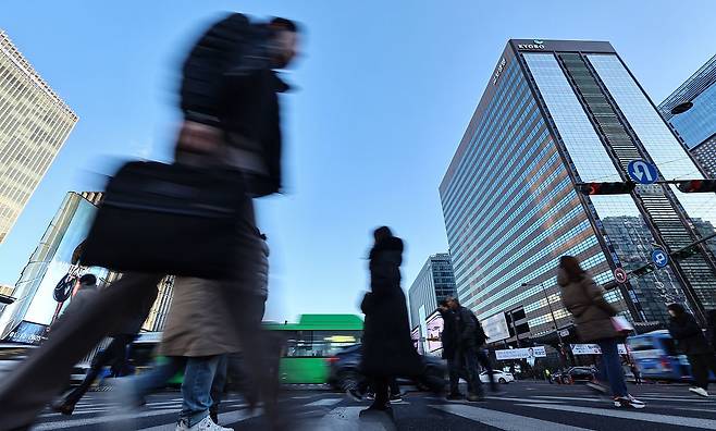 서울 종로구 광화문에서 직장인들이 출근길 발걸음을 옮기고 있다. 뉴스1