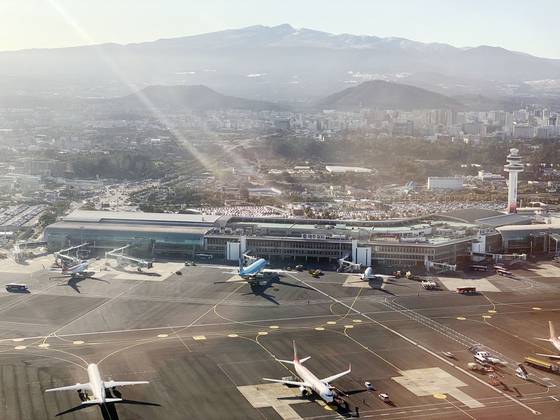 하늘에서 바라본 제주국제공항. 최충일 기자