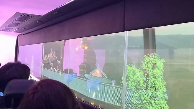 지난 17일 경북 경주시가 운영하는 '골든 신라 경주 XR 버스'에서 탑승객들이 실감형 XR 콘텐트를 감상하고 있다. 김정석 기자