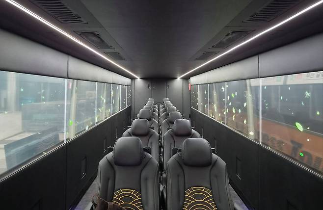 지난 17일 경북 경주시가 운영하는 '골든 신라 경주 XR 버스' 내부 모습. 김정석 기자