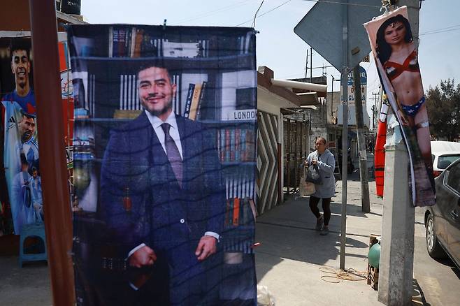 지난달 12일 멕시코 멕시코주의 에카테펙의 한 가판대. 오마르 가르시아 하르푸흐 멕시코 치안·시민보호부 장관의 모습이 인쇄된 담요를 판매하고 있다. 로이터=연합뉴스