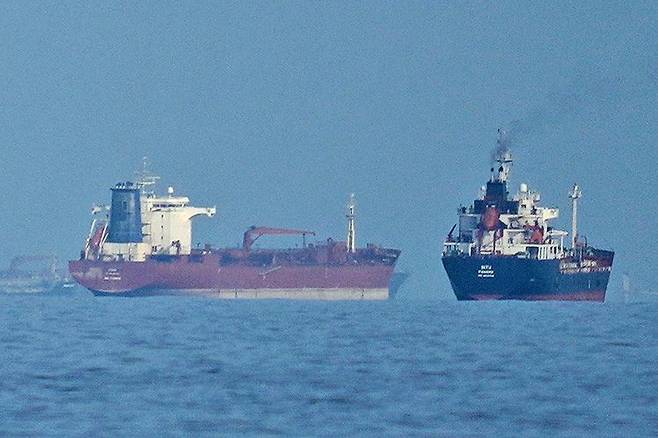 호르무즈 해협의 유조선과 화물선(※기사 내용과 직접 관련 없음). AP=연합뉴스
