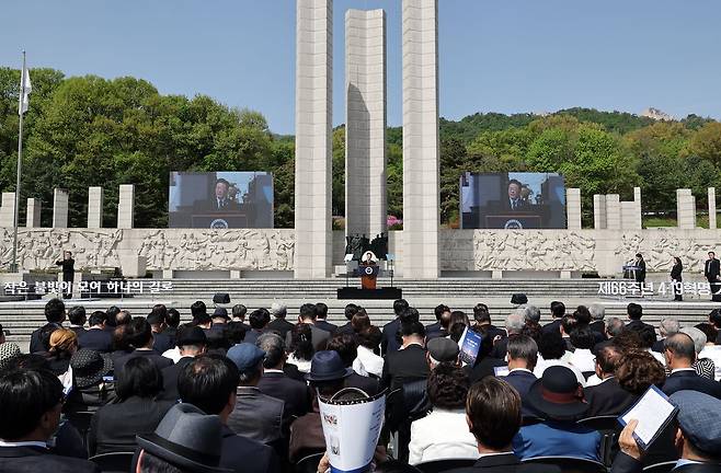 이재명 대통령이 19일 서울 강북구 국립 4·19민주묘지에서 열린 4·19혁명 기념식에서 기념사를 하고 있다.연합뉴스