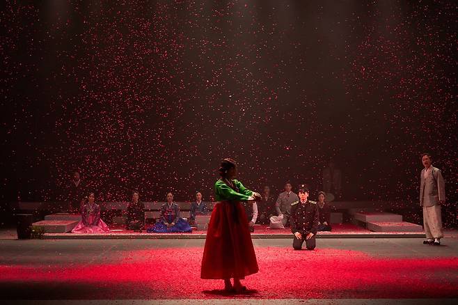 연극 ‘홍도’ 공연 모습. 사진 옐로밤