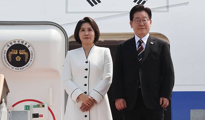 인도·베트남 순방길에 오른 이재명 대통령과 김혜경 여사가 19일 경기 성남 서울공항을 통해 출국하며 인사하고 있다. 뉴스1