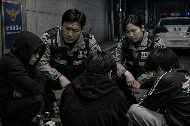 10대 남학생 5명이 익명 채팅 앱을 활용, 조건만남을 미끼로 20대 남성들을 꾀어내 폭행하고 금품을 갈취한 혐의로 검찰에 넘겨졌다. 사진은 경찰에 붙잡힌 가출팸 청소년을 묘사해 생산한 생성형 AI 사진. 사진 챗GPT