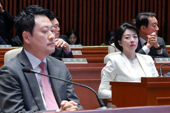 국민의힘 장동혁 대표가 9일 국회에서 열린 의원총회에 참석해 송언석 원내대표 발언을 듣고 있다. 장 대표 오른쪽은 서울시당위원장인 배현진 의원. 연합뉴스