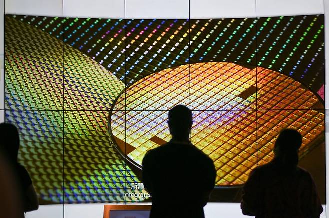대만 신추에 본사를 둔 TSMC 박물관에서 방문객들이 스크린에 비친 웨이퍼를 보고 있다. AFP=연합뉴스