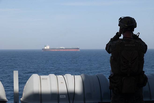 미국의 중동 지역 군사작전을 관할하는 미 중부사령부가 18일(현지시간) 소셜미디어 X(옛 트위터)에 올린 사진. 미군 상륙함 뉴올리언스호에 승선한 미 해병대원이 이란에 대한 해상 봉쇄 작전 중 선박 동향을 감시하고 있다. 사진 미 중부사령부 X 캡처