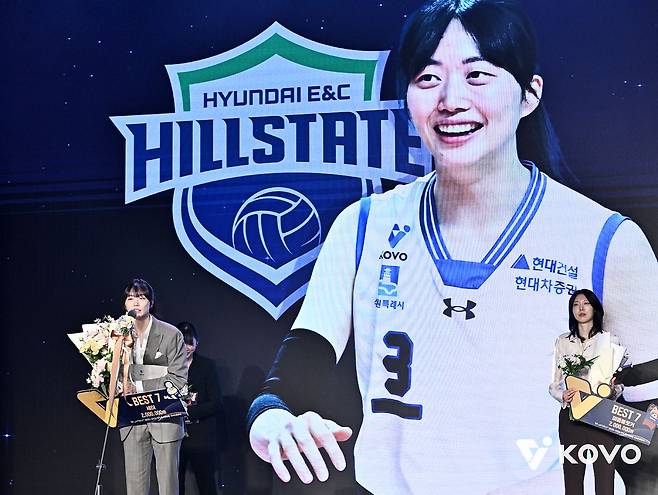 자유계약선수(FA) 세터 김다인이 연봉 4억2000만원, 옵션 1억2000만원, 계약기간 3년의 조건으로 원소속팀 현대건설에 남았다. V리그 시상식에서 베스트7을 수상한 김다인. 사진 KOVO