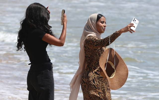 ▲ 전국적으로 초여름 날씨를 보인 16일 부산 해운대구 해운대해수욕장을 찾은 외국인들이 핸드폰으로 사진과 동영상을 찍고 있다. 연합뉴스