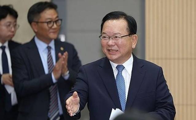 ▲ 더불어민주당 김부겸&nbsp;대구시장&nbsp;예비후보가 15일 오후 대구 수성구 대구디지털혁신진흥원에서 열린 대구·경북 ICT 기업협회 간담회에서 참석자들과 인사하고 있다 [연합뉴스]