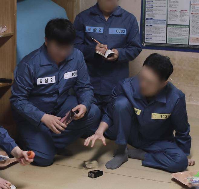 알고 보니 교도관이 기자들을 속이기 위해 ‘조폭’ 즉 주의가 필요한 수용자를 상징하는 노란색 명찰을 달고 연기한 것.