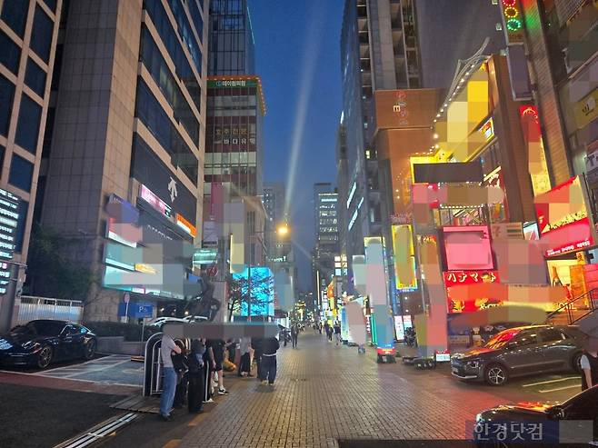 16일 저녁 텅 빈 강남역 일대. /사진=신현보 기자