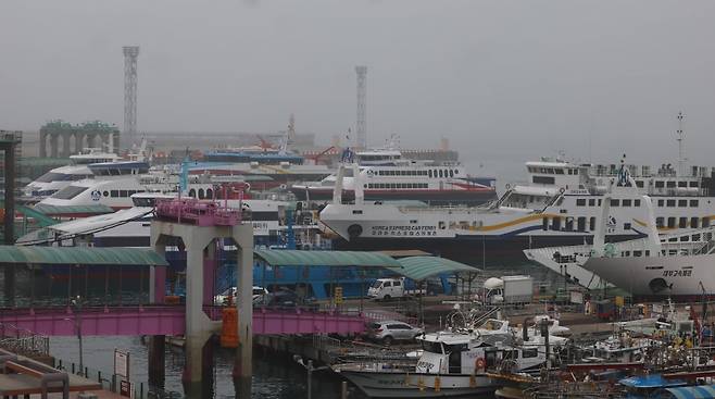 인천 중구 인천항 연안여객터미널 잔교에 안개로 운항 대기 중인 여객선들이 정박해 있다. /사진=연합뉴스