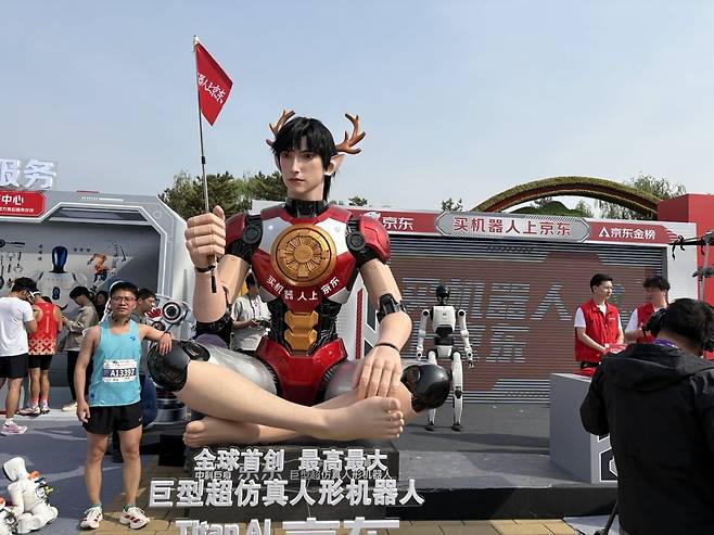 19일 중국 베이징 중심가에서 동남쪽으로 약 20㎞ 떨어진 이좡 경제기술개발지구에서 제2회 휴머노이드(인간형) 로봇 하프 마라톤이 열렸다. 1년 만에 출전 로봇들의 안정성과 경기 기록이 확연히 향상됐다. 베이징=김은정 특파원
