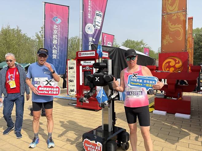 19일 중국 베이징 중심가에서 동남쪽으로 약 20㎞ 떨어진 이좡 경제기술개발지구에서 제2회 휴머노이드(인간형) 로봇 하프 마라톤이 열렸다. 1년 만에 출전 로봇들의 안정성과 경기 기록이 확연히 향상됐다. 베이징=김은정 특파원