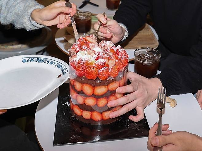 대전 중구 성심당 일대에서 케이크를 구매한 고객들이 맛을 보고 있다. 사진=뉴스1