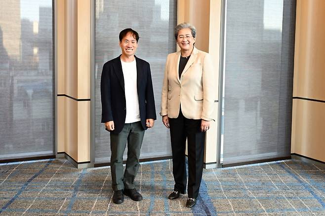 3월 19일 서울 포시즌스 호텔에서 업스테이지 김성훈 대표와 리사 수 AMD CEO가 회동한 뒤 기념 촬영하고 있다. 사진=업스테이지