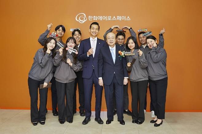 한화에어로스페이스 방산부문 창원사업장을 방문한 한화그룹 김승연 회장과 장남 김동관 부회장이 사업장 직원들과 기념 촬영하고 있다. 사진=한화