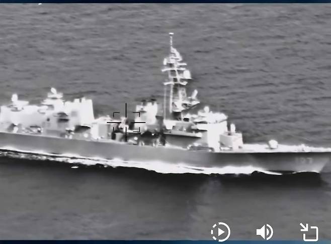 중국군이 17일 드론으로 촬영해 공개한 일본 해상 자위대의 호위함 이카즈치함이 대만 해협을 통과하는 장면. 중국 인민해방군은 18일 SNS를 통해 해당 영상을 공개했다. / 차이나 밀리터리 버글 엑스